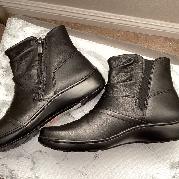 Clarks Booties size 7 NWOB - Picture 6 of 8